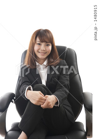 椅子に座るビジネスウーマン 椅子に座るビジネスウーマン 1480915