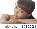 リラックスする女性 1482224