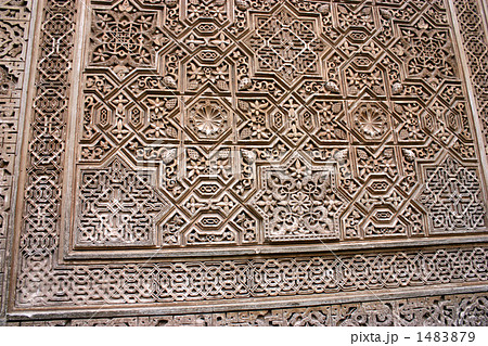 アルハンブラ宮殿のメスアールの間の眼を見張るばかりの装飾の壁 1483879