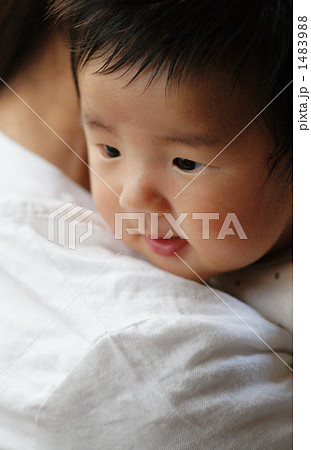 赤ちゃん_お母さんに抱っこ 赤ちゃん_お母さんに抱っこ 1483988