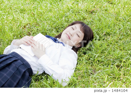 芝生に寝転ぶ女子高生 1484104