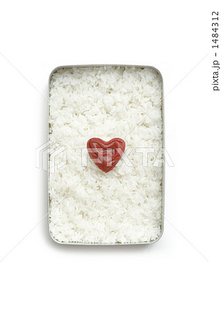 ハートの形の梅干日の丸弁当の写真素材 ハートの形の梅干日の丸弁当の写真素材