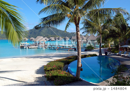 水上コテージが浮かぶタヒチの青い海とオテマヌ山  水上コテージが浮かぶタヒチの青い海とオテマヌ山  1484804