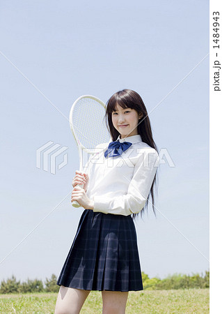 テニスラケットを持つ女子高生 1484943