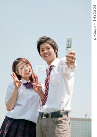 自分撮りをする高校生カップル 自分撮りをする高校生カップル 1485203