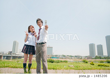 自分撮りをする高校生カップル 自分撮りをする高校生カップル 1485206
