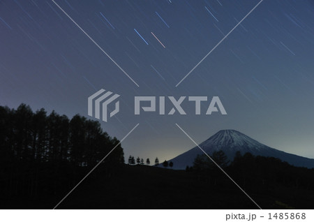 羊蹄山と星空 樹木シルエット 羊蹄山と星空 樹木シルエット 1485868