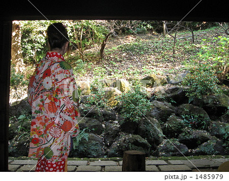 外を眺める着物の女性 外を眺める着物の女性 1485979