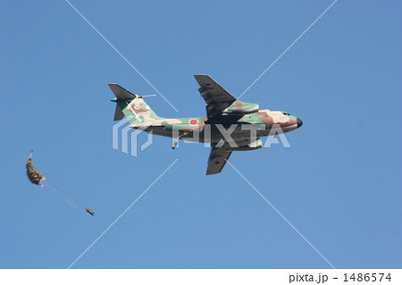 飛行機からパラシュートの降下－第一空挺団・降下訓練始め 1486574