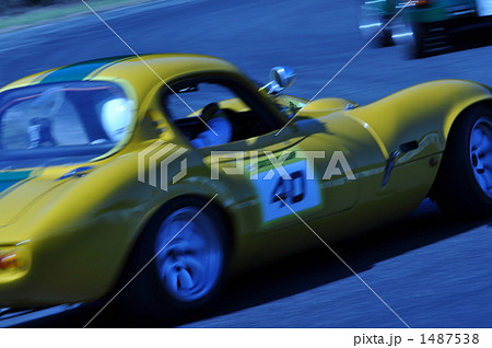 サーキットを走る黄色い英国車 サーキットを走る黄色い英国車 1487538