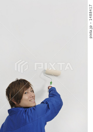 壁塗りする若い男 1488417