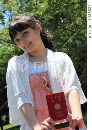 旅行 出張 帰省 女性 カジュアル 女子大生 社会人 外国人 ハーフ 専門学生 大学生 の写真素材 148