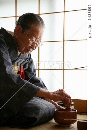 茶道をたしなむ 茶道をたしなむ 1488896