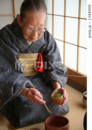 茶道をたしなむ 茶道をたしなむ 1488906
