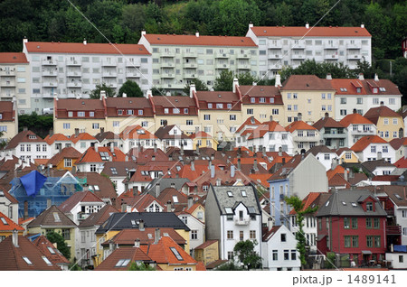 フロイエン山麓に並ぶ住宅 1489141