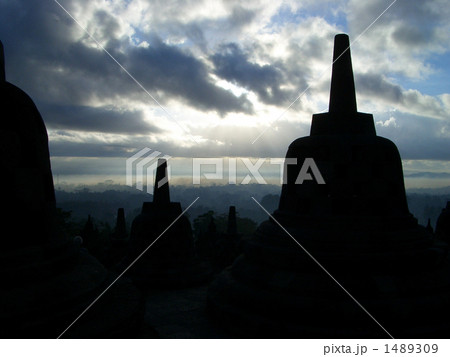 ボロブドゥール寺院の朝 1489309