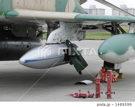 ＲＦ－４偵察機の翼下パイロンに搭載されたトラベルポッド 1489399