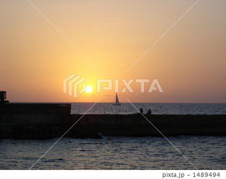 テルアビブの港より地中海の夕焼けを眺める テルアビブの港より地中海の夕焼けを眺める 1489494