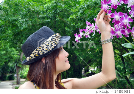 ランの花を見つめる女性 1489981