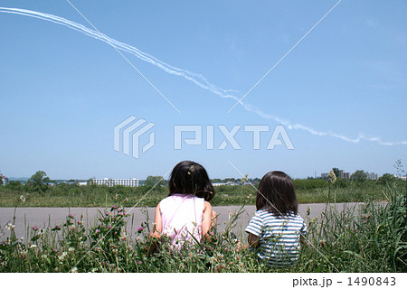 飛行機雲を見上げる子供 1490843