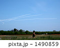 飛行機雲を追いかける女の子 1490859