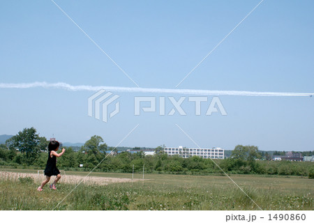 飛行機雲を追いかける女の子 1490860