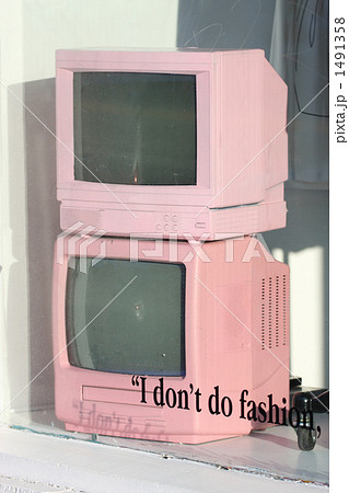 ピンクのテレビの写真素材