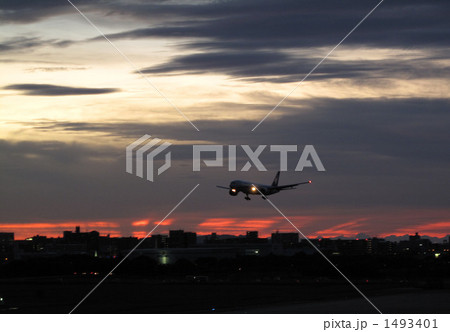 夕暮れの空港 1493401