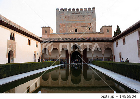 アルハンブラ宮殿の中心に有名なアラヤネスの中庭。 1496904