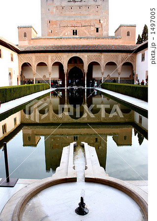 アルハンブラ宮殿の中心に有名なアラヤネスの中庭。 1497005
