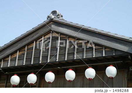 日本家屋に白い提灯 1498288