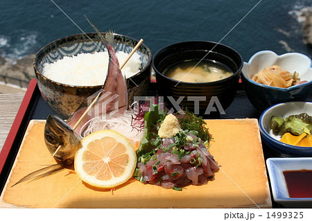 江の島のテラス席で相模湾を眺めながら食べるアジのたたき定食 1499325