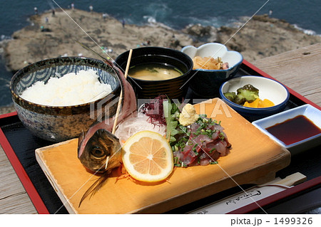 江の島のテラス席で相模湾を眺めながら食べるアジのたたき定食 1499326