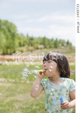 シャボン玉を吹く女の子 シャボン玉を吹く女の子 1499733