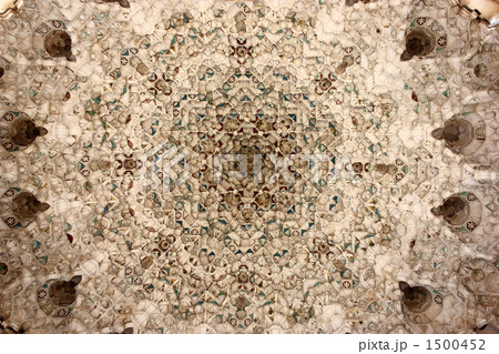 アランブラ宮殿の二姉妹の部屋の天井。モザイク模様の鍾乳石装飾が見事 アランブラ宮殿の二姉妹の部屋の天井。モザイク模様の鍾乳石装飾が見事 1500452