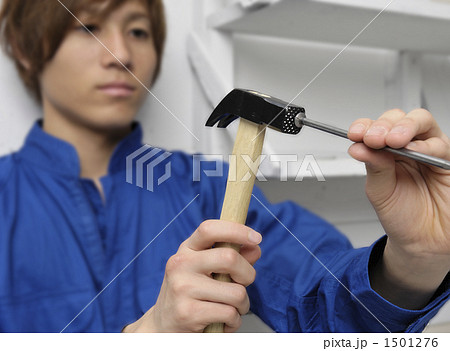 大工仕事をする若い男性 1501276