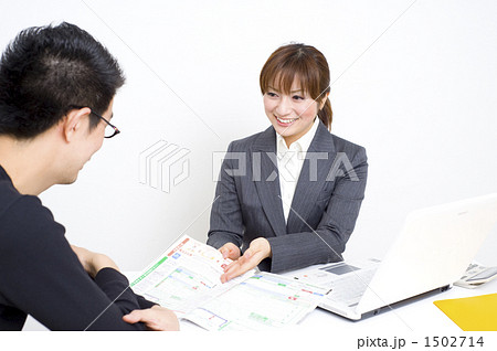 説明をするセールスレディ 1502714