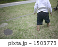 芝生を裸足で歩く幼児 1503773