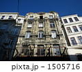 イスタンブールタクシムに並ぶ古いビル 1505716