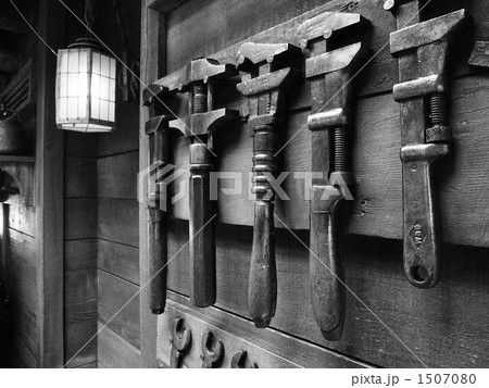 壁に掛かるトンカチ 1507080