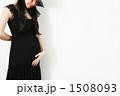 お腹を撫でる妊婦 1508093