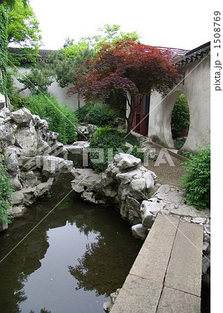 中国　江南地方の古典園林「芸圃」、洞門を生かした景観 1508769