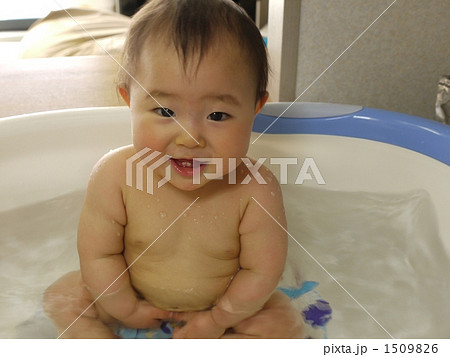 笑顔でお風呂に入る赤ちゃん 1509826