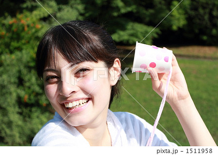 糸電話 女性 カジュアル 女子大生 社会人 外国人 ハーフ 専門学生 大学生 の写真素材