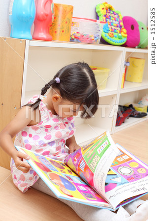 絵本を読む 1512585