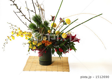 正月用花のアレンジメントの写真素材