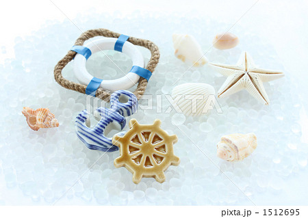 夏イメージ・救命浮環と貝殻01 1512695