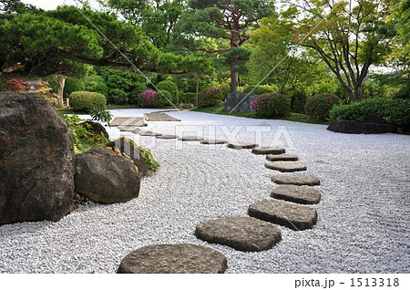 日本庭園と石畳の写真素材