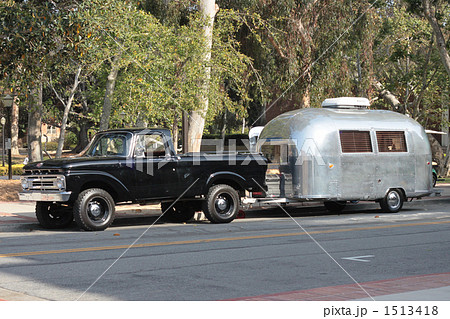古いピックアップトラックにひかれるシルバーのトレーラー 1513418