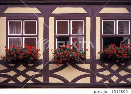 木組みの民家と花の窓 1515309